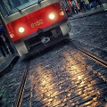Prag-Strassenbahn-Regen-Spiegelung-schraeg