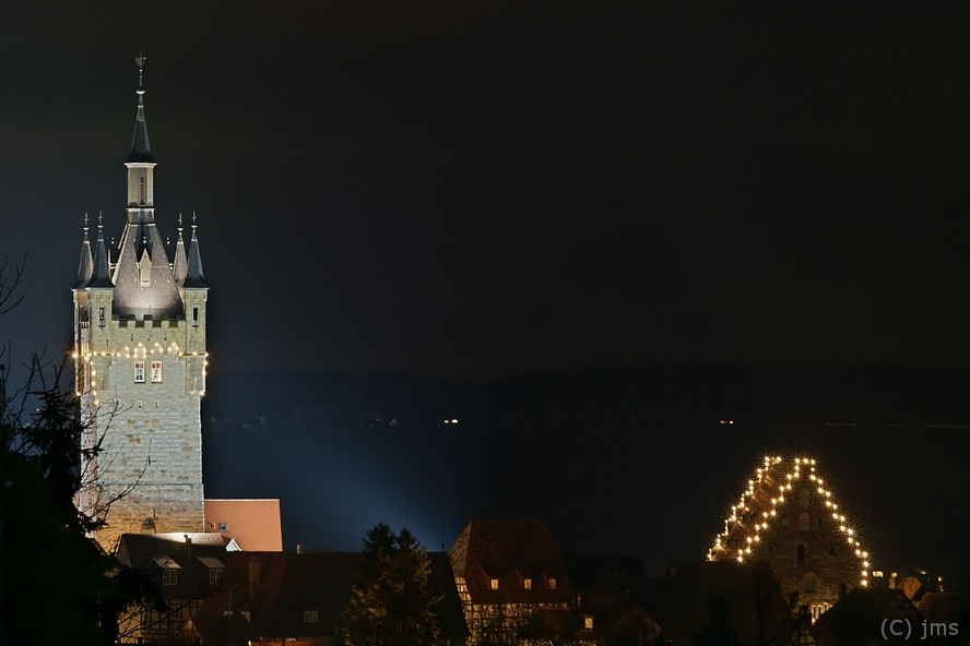 Adventlicher blauer Turm mit Steinhaus Cordivastrasse